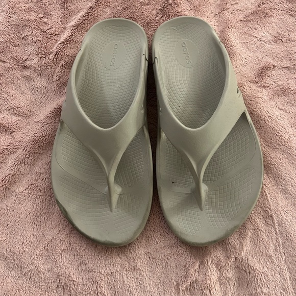 OOFOS Shoes - Oofos flip flops. Beige. Men’s 10 women’s 12
